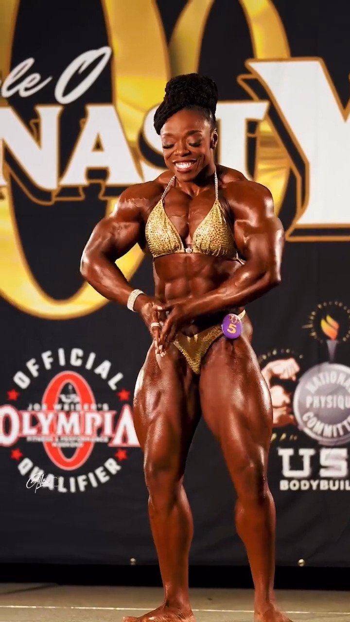 Mrs Givan, the scent of her muscle armpits makes all judges explode #Cc4ttEq8