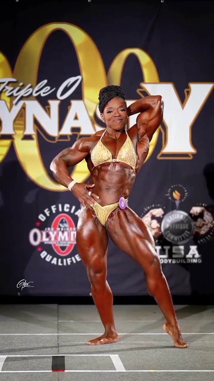 Mrs Givan, the scent of her muscle armpits makes all judges explode #DISaymFq