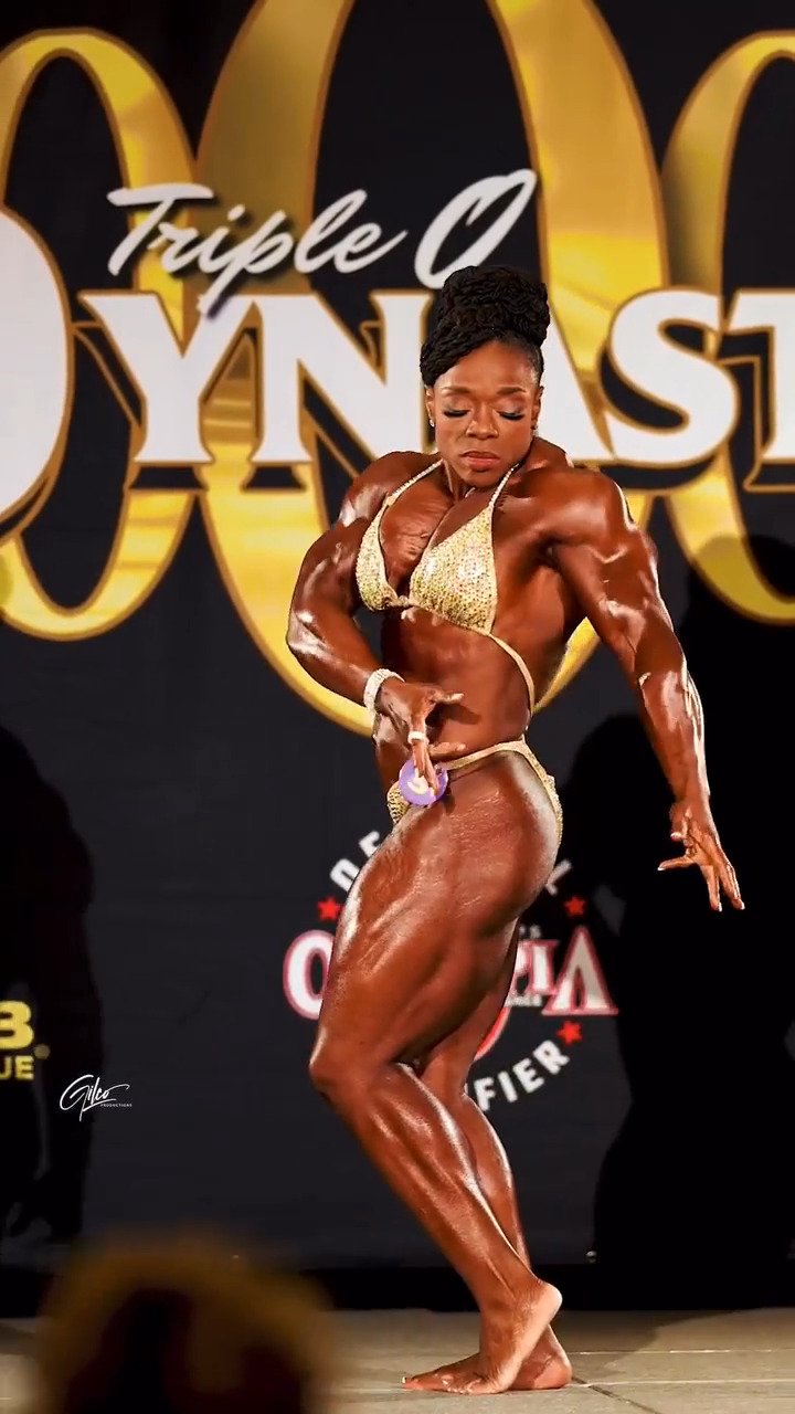 Mrs Givan, the scent of her muscle armpits makes all judges explode #MjsiP21t