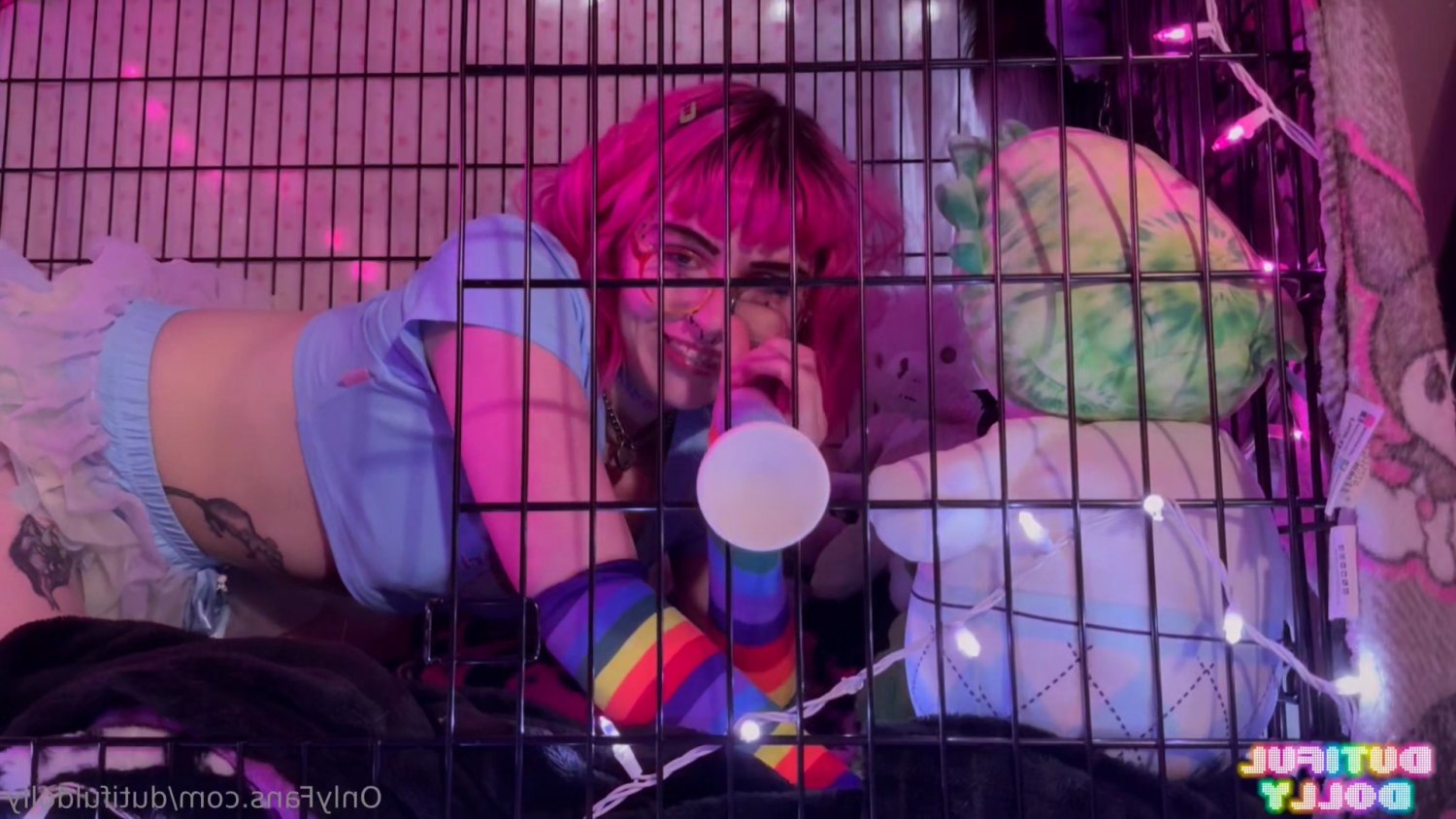 Goonette fucking herself in a cage #tnCWhaLL